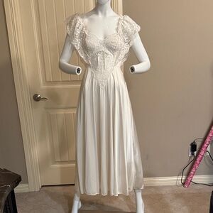Elegant White Lace Women Nightgown- Sz Medium